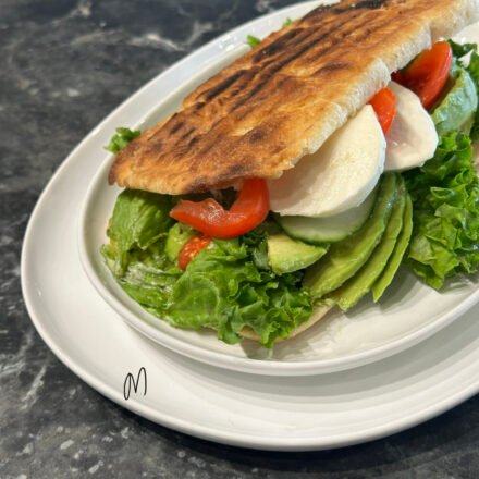 Panini med avocado tomat og mozarella