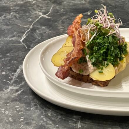 Kartoffel med bacon og bløde løg